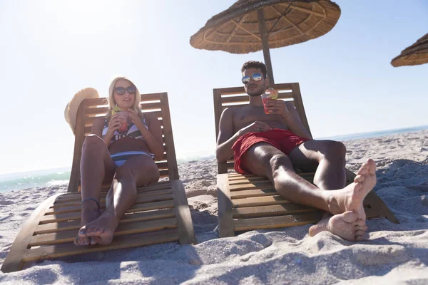Biała Para Ciesząca Się Czasem Plaży Słoneczny Dzień Siedząca Leżakach — Zdjęcie stockowe