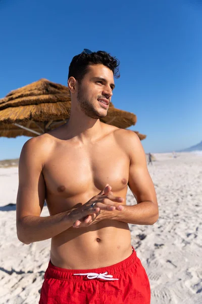Hombre Caucásico Disfrutando Del Tiempo Playa Día Soleado Pie Mirando —  Fotos de Stock