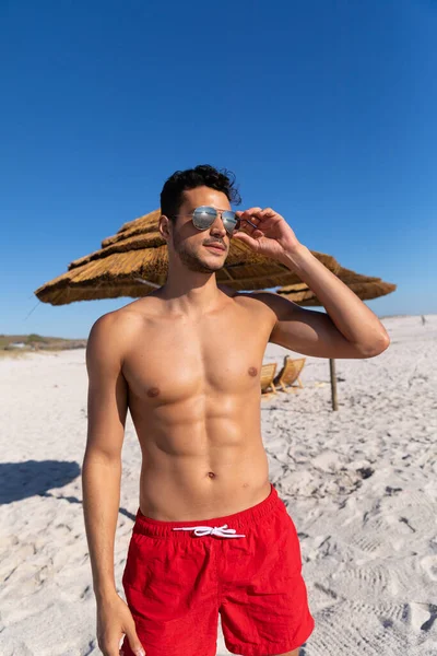 Kafkasyalı Bir Adam Güneşli Bir Günde Kumsalda Eğleniyor Arka Planda — Stok fotoğraf