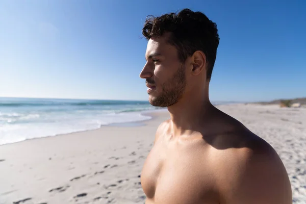 Kafkasyalı Bir Adam Güneşli Bir Günde Kumsalda Vakit Geçirmenin Keyfini — Stok fotoğraf