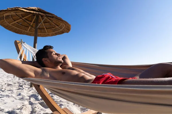 Caucasian Man Enjoying Time Beach Sunny Day Lying Hammock Sunbathing — Stock Photo, Image