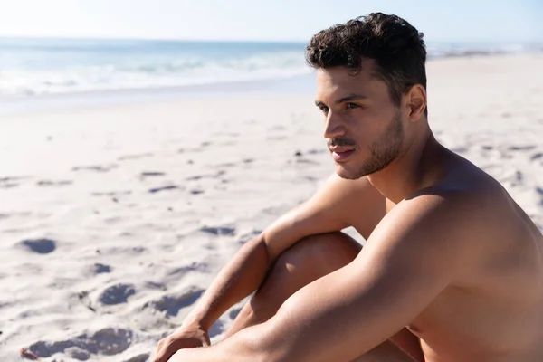 Kafkasyalı Bir Adam Güneşli Bir Günde Kumsalda Eğleniyor Arka Planda — Stok fotoğraf