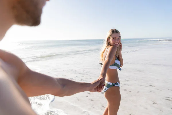 Pareja Caucásica Disfrutando Del Tiempo Playa Día Soleado Caminando Tomados — Foto de Stock