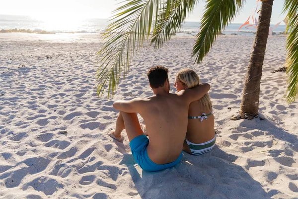 Kaukasiska Par Njuter Tid Stranden Solig Dag Sitter Vid Palm — Stockfoto