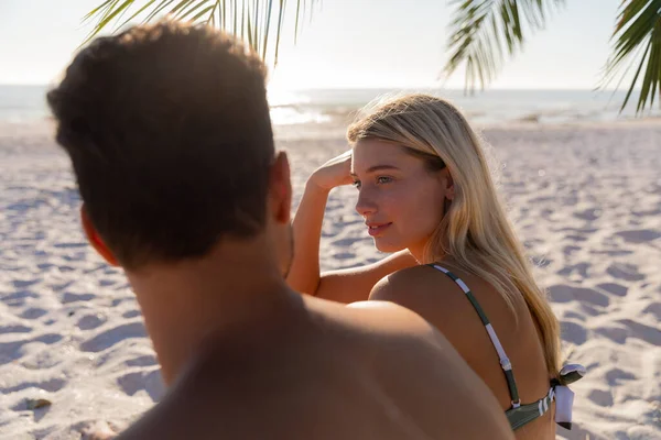 Casal Caucasiano Desfrutando Tempo Praia Dia Ensolarado Sentado Lado Uma — Fotografia de Stock