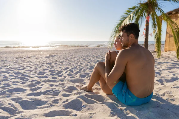 Pareja Caucásica Disfrutando Del Tiempo Playa Día Soleado Sentada Junto —  Fotos de Stock