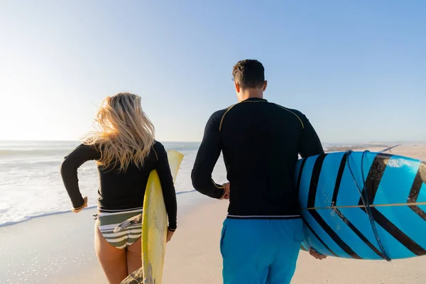 Casal Caucasiano Desfrutando Tempo Praia Dia Ensolarado Segurando Pranchas Surf — Fotografia de Stock