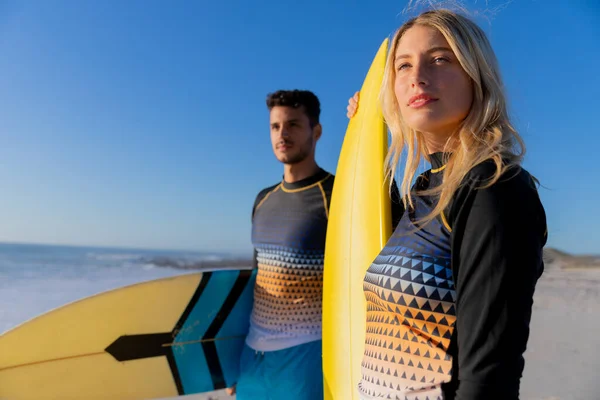 Pareja Caucásica Disfrutando Del Tiempo Playa Día Soleado Sosteniendo Tablas — Foto de Stock