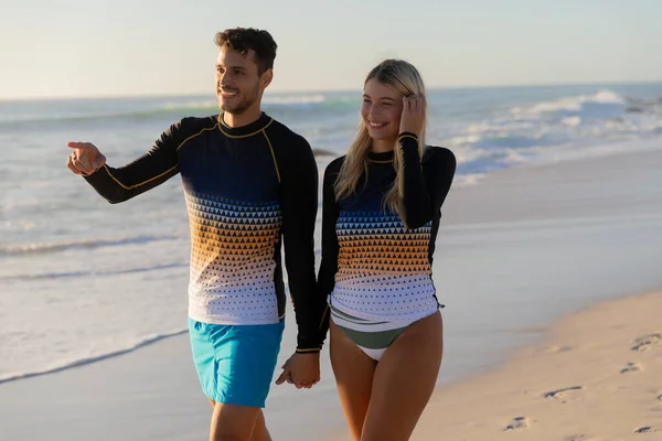 Pareja Caucásica Disfrutando Del Tiempo Playa Día Soleado Caminando Tomados — Foto de Stock