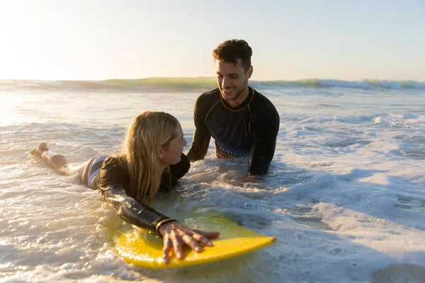 Kaukasisches Paar Genießt Einem Sonnigen Tag Die Zeit Strand Eine — Stockfoto