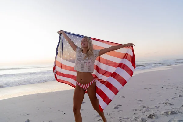 Blanke Vrouw Genieten Van Tijd Aan Het Strand Tijdens Een — Stockfoto