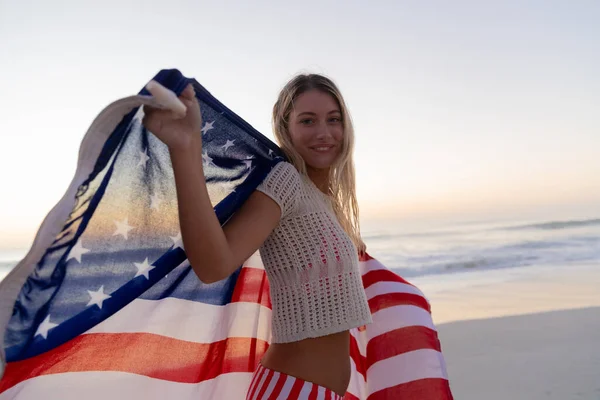 Donna Caucasica Godersi Tempo Spiaggia Durante Tramonto Tenendo Sventolando Una — Foto Stock