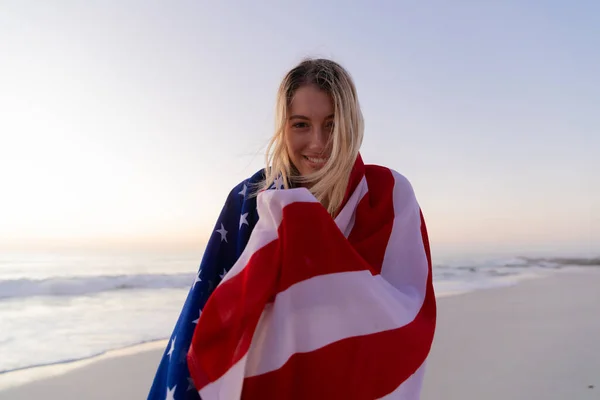 Vit Kvinna Njuter Tid Stranden Solnedgång Täcker Sig Med Amerikansk — Stockfoto