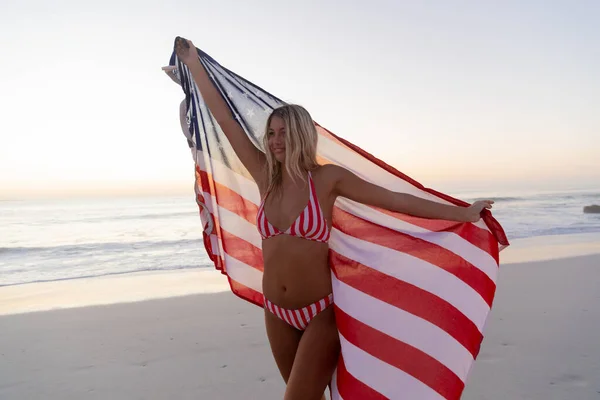 Blanke Vrouw Genieten Van Tijd Aan Het Strand Tijdens Een — Stockfoto