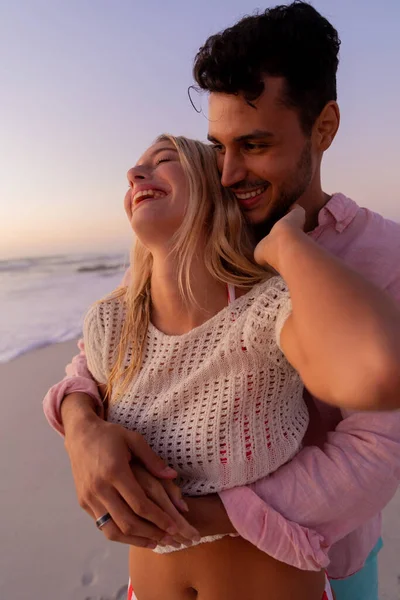 Caucasian Couple Enjoying Time Beach Pretty Sunset Embracing Yellow Sand — Stock Photo, Image