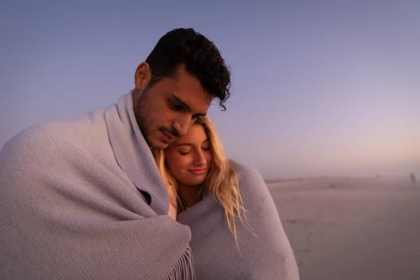 Pareja Caucásica Disfrutando Del Tiempo Playa Durante Una Bonita Puesta —  Fotos de Stock