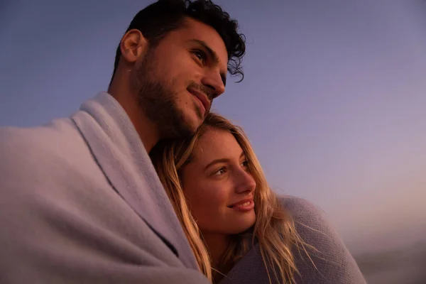 Kafkasyalı Çift Güzel Bir Günbatımında Kumsalda Vakit Geçirmenin Keyfini Çıkarıyorlar — Stok fotoğraf
