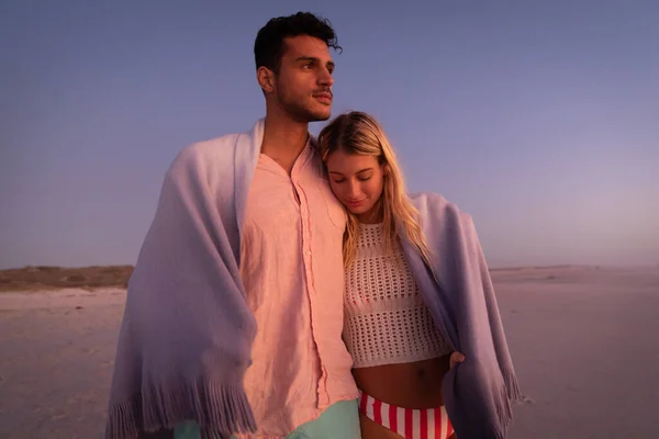 Kaukasisches Paar Genießt Die Zeit Strand Bei Einem Schönen Sonnenuntergang — Stockfoto