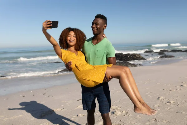 Casal Raças Mistas Desfrutando Tempo Livre Praia Dia Ensolarado Juntos — Fotografia de Stock