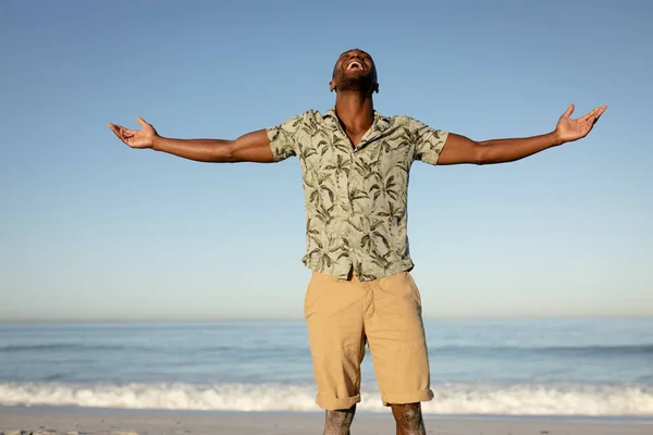 Homem Afro Americano Feliz Atraente Desfrutando Tempo Livre Praia Dia — Fotografia de Stock