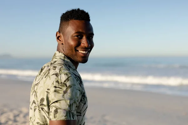Portrét Šťastného Atraktivního Afroameričana Který Užívá Volného Času Pláži Slunečného — Stock fotografie