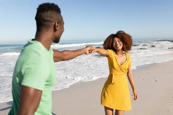 Casal Raças Mistas Desfrutando Tempo Livre Praia Dia Ensolarado Juntos — Fotografia de Stock