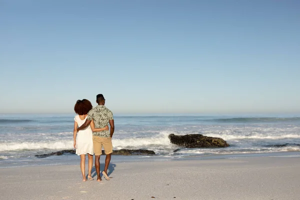 Вид Сзади Смешанной Расовой Пары Наслаждающейся Свободным Временем Пляже Солнечный — стоковое фото