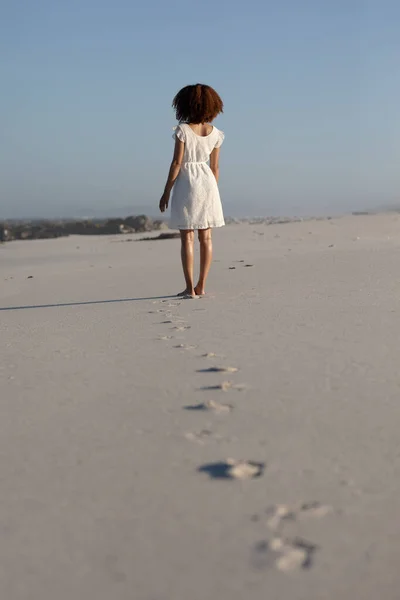 날하얀 드레스를 햇살을 받으며 해변에서 시간을 보내고 행복하고 매력적 여성의 — 스톡 사진