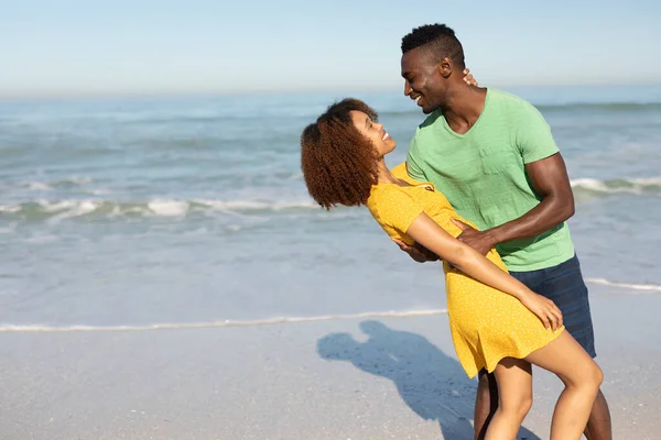 Blandad Ras Par Njuter Fritid Stranden Solig Dag Tillsammans Dansar — Stockfoto