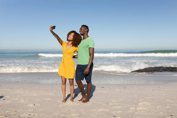 Casal Raças Mistas Desfrutando Tempo Livre Praia Dia Ensolarado Juntos — Fotografia de Stock