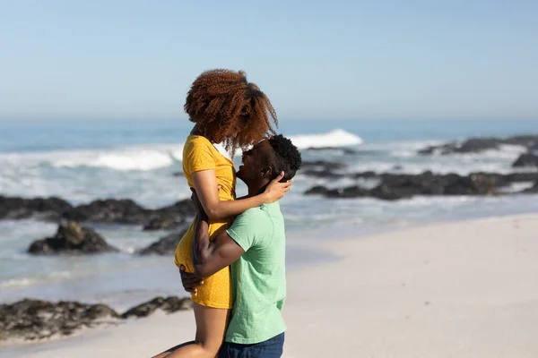 남녀가 해변에서 여가를 즐기며 껴안고 즐겁게 — 스톡 사진