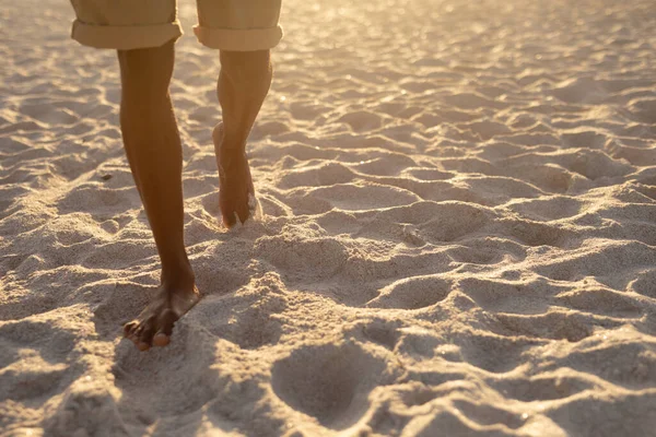 Mężczyzna Cieszący Się Wolnym Czasem Plaży Słoneczny Dzień Spacerujący Piasku — Zdjęcie stockowe