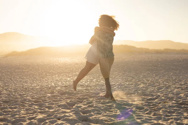 Gemischtes Paar Genießt Die Freie Zeit Strand Einem Sonnigen Tag — Stockfoto