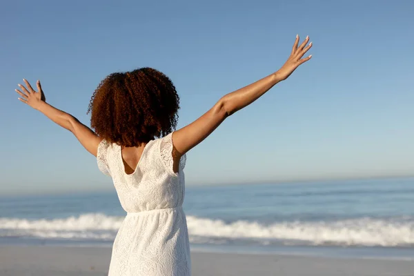 Una Vista Trasera Una Mujer Feliz Atractiva Raza Mixta Disfrutando — Foto de Stock