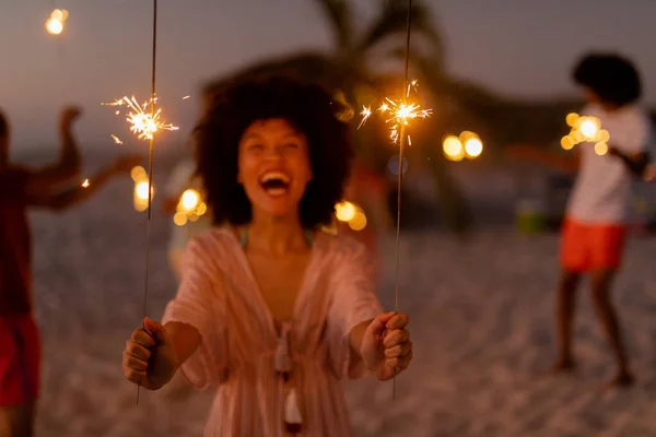 Mujer Raza Mixta Disfrutando Tiempo Playa Con Sus Amigos Durante —  Fotos de Stock