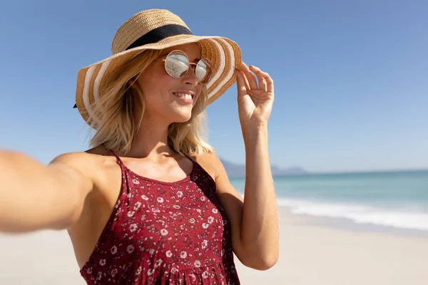 Een Blonde Blanke Vrouw Draagt Een Strohoed Een Zonnebril Vakantie — Stockfoto