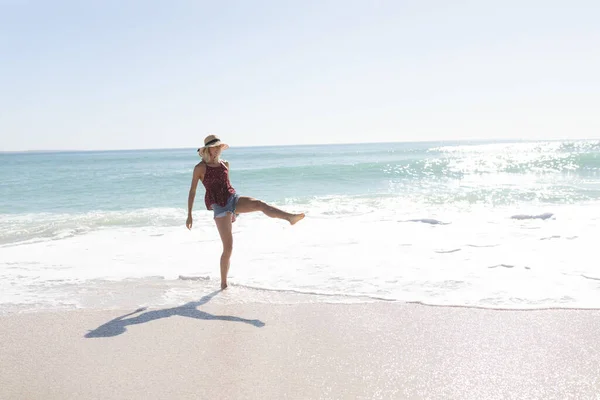 Una Mujer Rubia Caucásica Con Sombrero Paja Pantalones Cortos Vacaciones —  Fotos de Stock