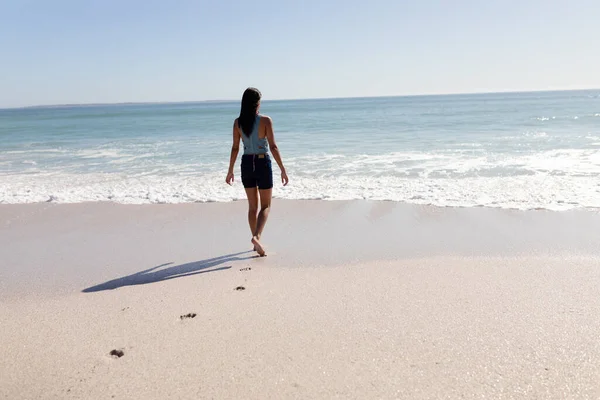 Achteraanzicht Van Een Fitte Gemengde Ras Vrouw Korte Broek Vakantie — Stockfoto