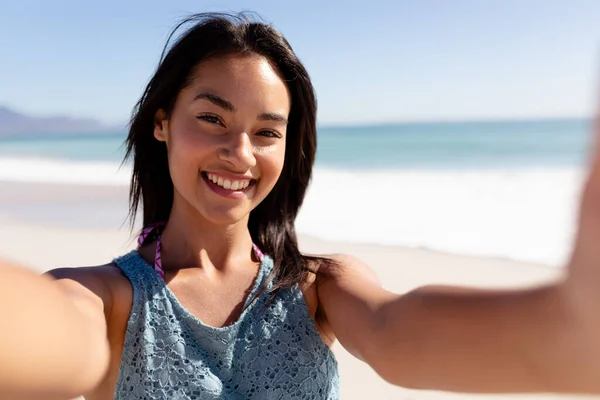 Une Heureuse Femme Métisse Aux Cheveux Noirs Épaule Vacances Profitant — Photo