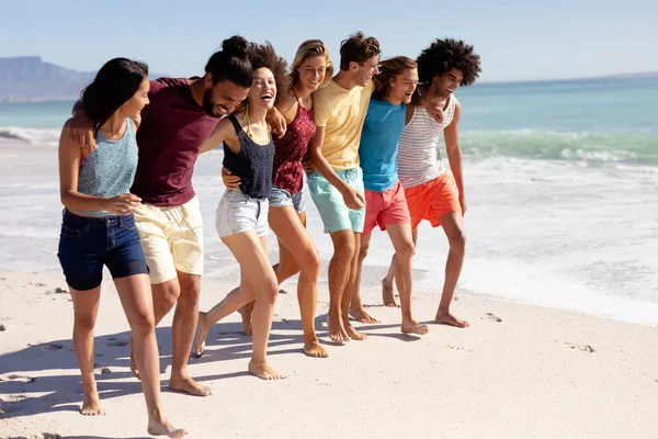 Multi Etnische Groep Van Mannelijke Vrouwelijke Volwassen Vrienden Dragen Korte — Stockfoto