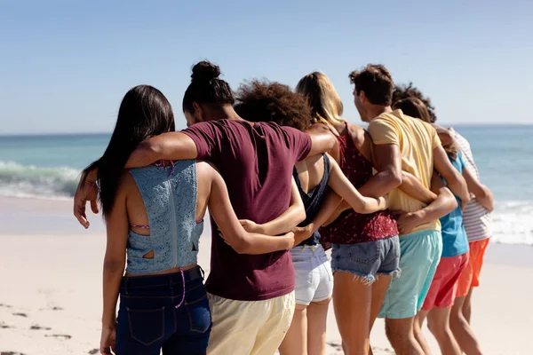 Hátsó Kilátás Többnemzetiségű Férfi Női Felnőtt Barátok Csoportjára Rövidnadrágban Pólóban — Stock Fotó