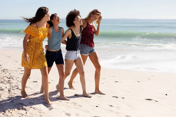 Gruppo Multietnico Quattro Amiche Adulte Che Camminano Scalze Con Braccia — Foto Stock