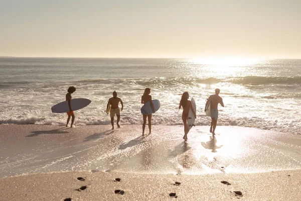 Vista Trasera Grupo Multiétnico Amigos Masculinos Femeninos Vacaciones Una Playa —  Fotos de Stock