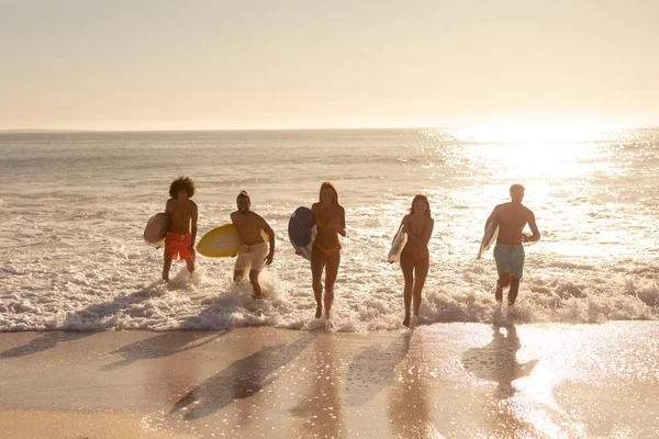 Grupo Multiétnico Amigos Hombres Mujeres Vacaciones Una Playa Sosteniendo Tablas —  Fotos de Stock