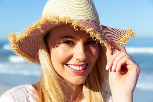 Güneşli Bir Günde Kumsalda Eğlenen Beyaz Bir Kadının Portresi Kameraya — Stok fotoğraf