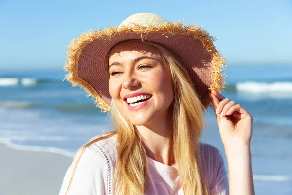 Primo Piano Una Donna Caucasica Che Gode Tempo Spiaggia Una — Foto Stock