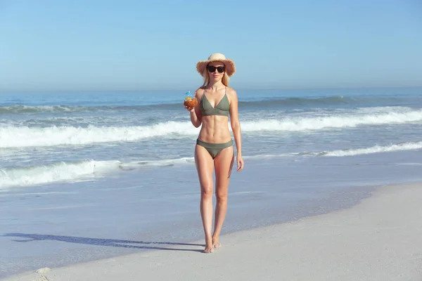 Λευκή Γυναίκα Που Απολαμβάνει Την Παραλία Μια Ηλιόλουστη Μέρα Φορώντας — Φωτογραφία Αρχείου
