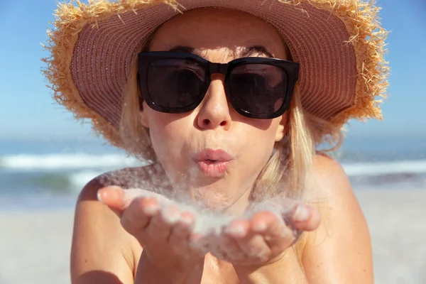 Close Uma Mulher Caucasiana Aproveitando Tempo Praia Dia Ensolarado Vestindo — Fotografia de Stock