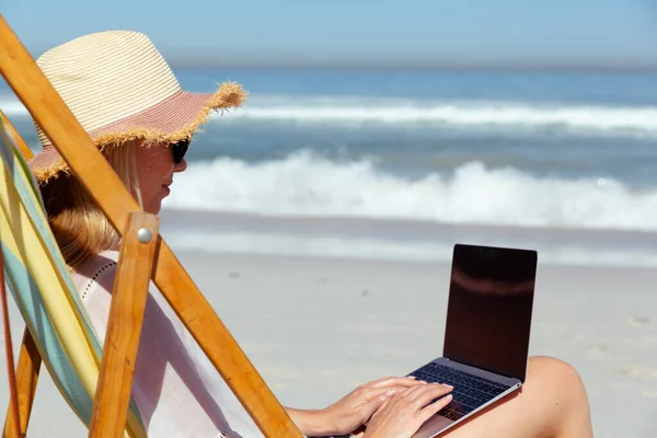 Güneşli Bir Günde Kumsalda Eğlenen Beyaz Bir Kadın Iskemlede Oturuyor — Stok fotoğraf