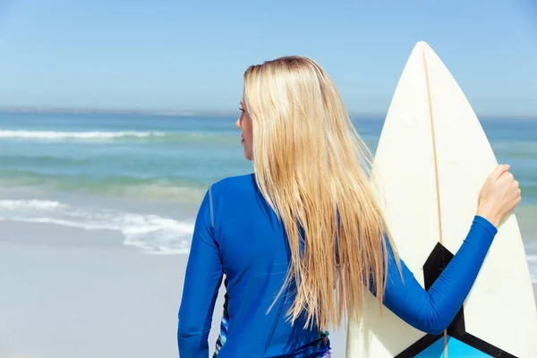 Uma Mulher Caucasiana Aproveitando Tempo Praia Dia Ensolarado Segurando Uma — Fotografia de Stock